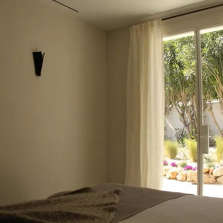 فيلة Aire House